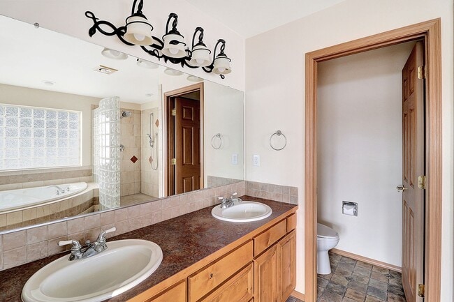 Building Photo - 2 Bed 2 Bath w/Large Office - Penn Cove Views - NAS Whidbey