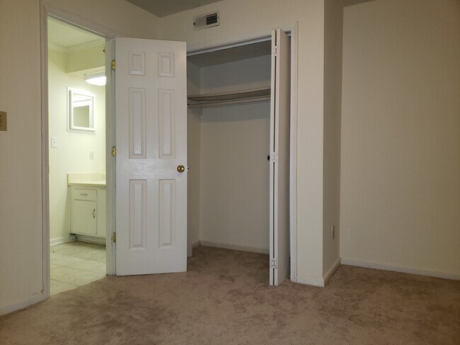 Building Photo - Coming Soon! Spacious 2BR, 2BA Condo in Desirable Chapel Hill Community