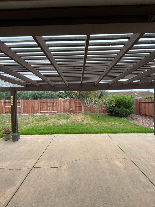 Building Photo - Spacious 4 Bedroom Home Available Now!