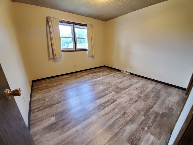 Building Photo - 3 bed 2.5 bath townhouse