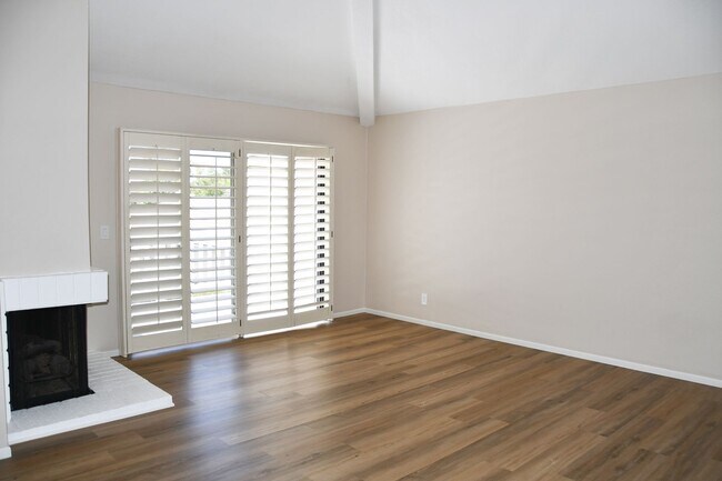 Building Photo - Newly remodeled and updated