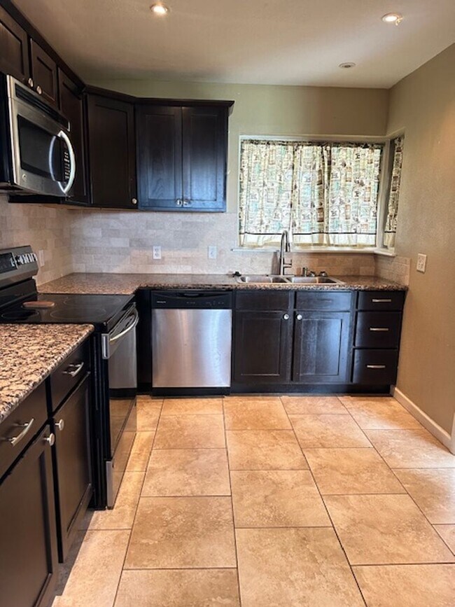 Building Photo - Harwood Floors - Granite Countertops - Mid...