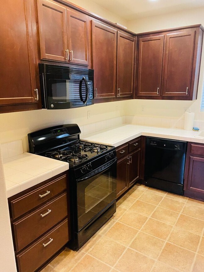 Building Photo - Modern 2 bed/2.5 bath with BONUS ROOM in West Sac