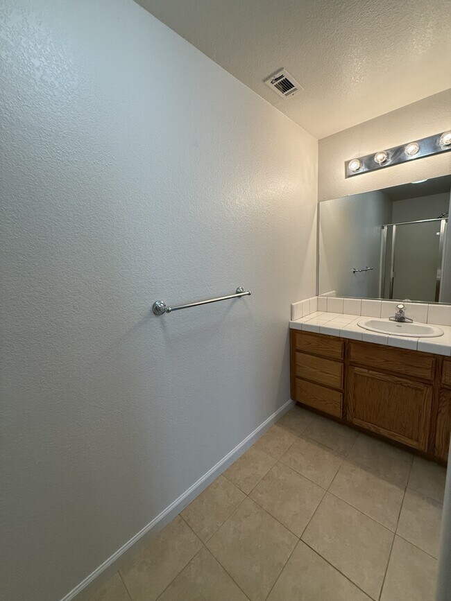 Building Photo - 421 N Walnut Ave