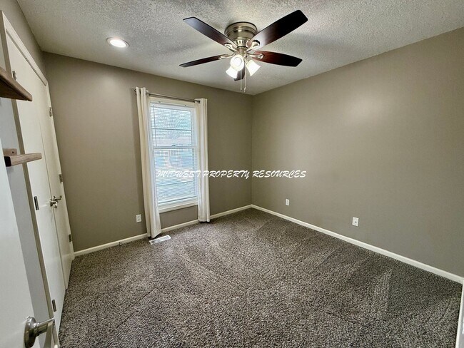 Building Photo - 3 Bed | 2 Bath Home for Rent – Lee’s Summit