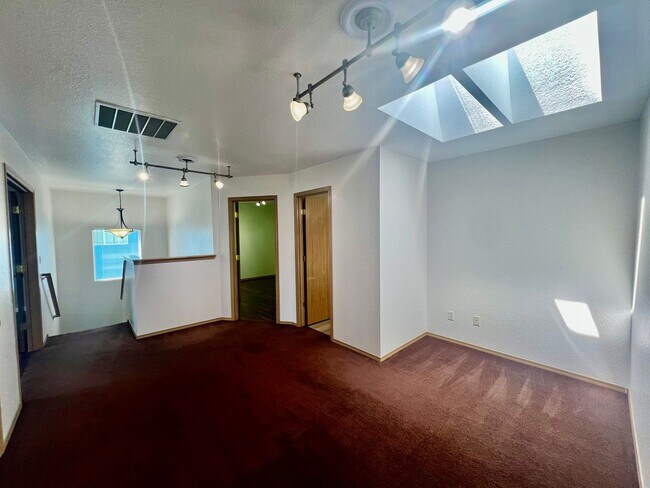 Building Photo - Well Maintained and Spacious 4 Bed