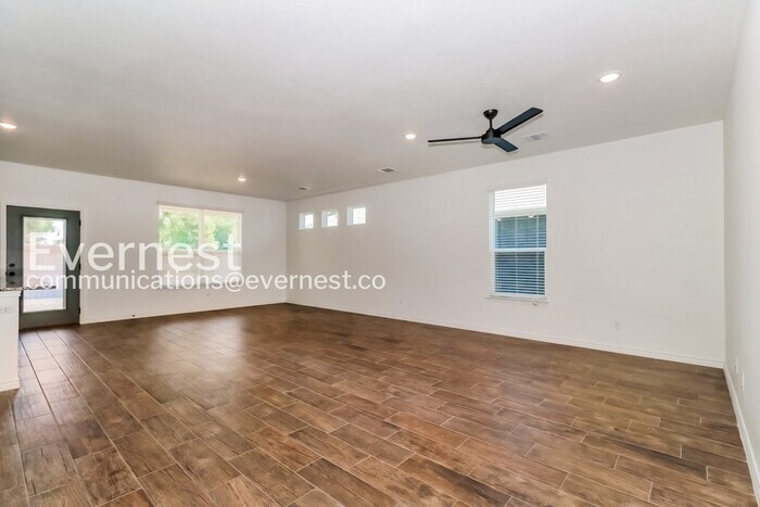 Building Photo - 2123 Hornbeam St