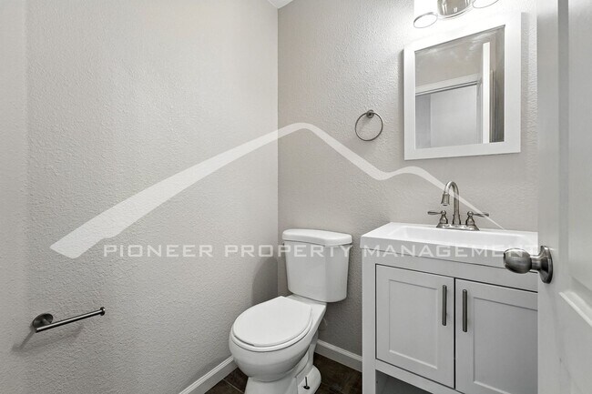 Building Photo - Spacious Home with Washer/Dryer and Centra...