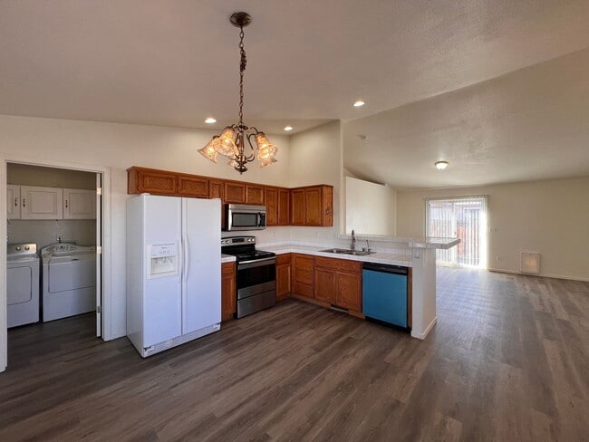 Building Photo - Cute 2 bedroom home located in Donner Trails!