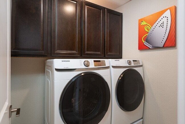 Building Photo - Gorgeous Townhome at Victory Ridge!