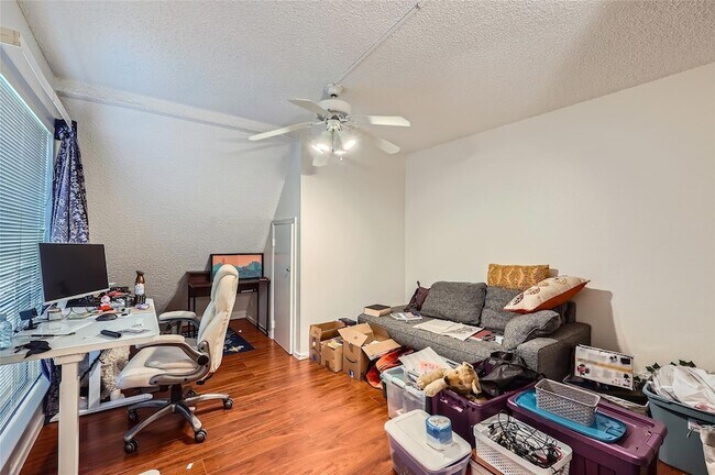 Building Photo - 6810 Thorncliffe Dr