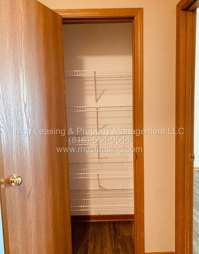 Building Photo - 200-202 NW Parker Dr