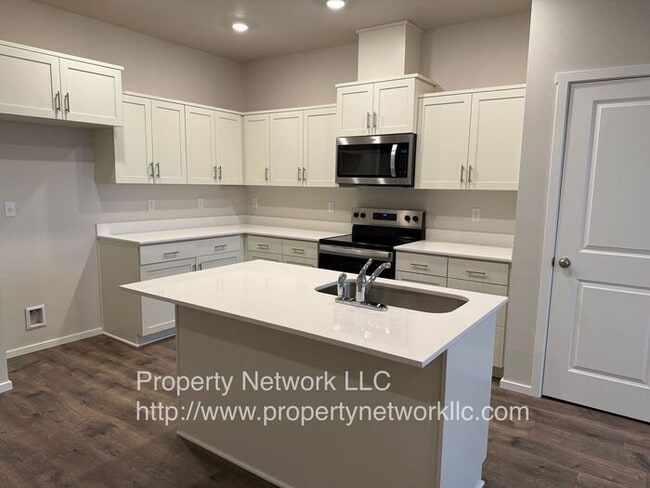 Building Photo - Wonderful 3 Bedroom Townhouse