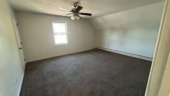 Building Photo - Spacious 4-Bedroom Apartment for Rent in S...