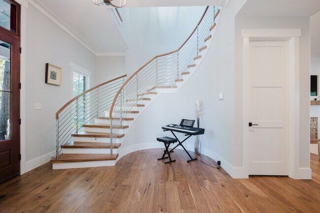 Building Photo - Stunning Custom Home in Palmetto Bluff