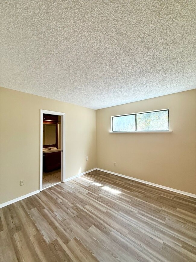 Building Photo - Remodeled!! Close to Shopping, VA Hospital and Hilaman Golf Course!