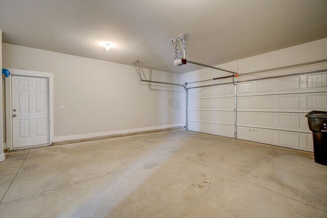 Building Photo - Gorgeous 4 BR, 3BA, Home with Loft, and 2 ...