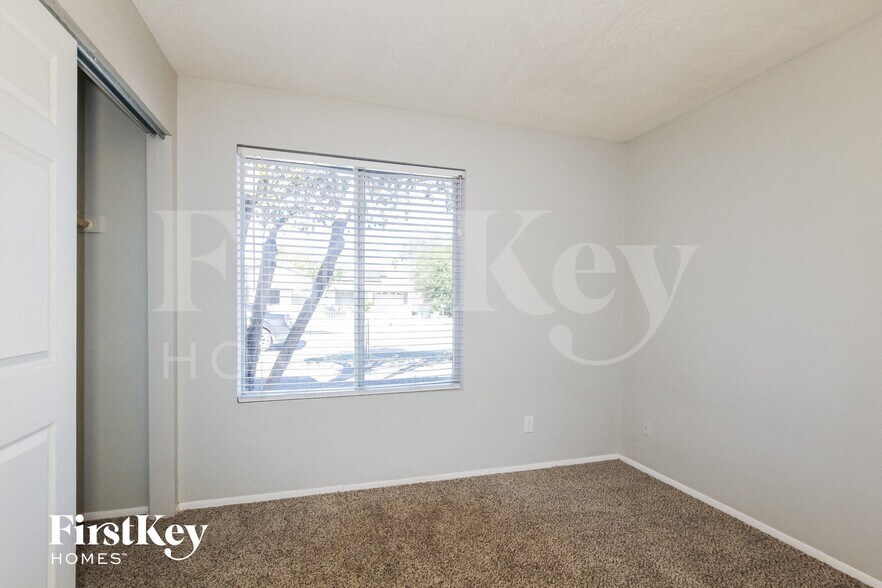 Building Photo - 2041 W Windrose Dr
