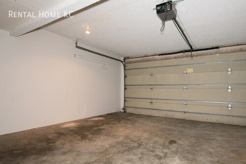 Building Photo - 3-bed 2-full-bath Duplex w/Double Garage  ...