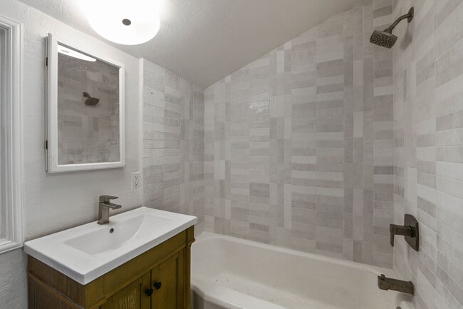 Building Photo - 925 Hawthorn Dr