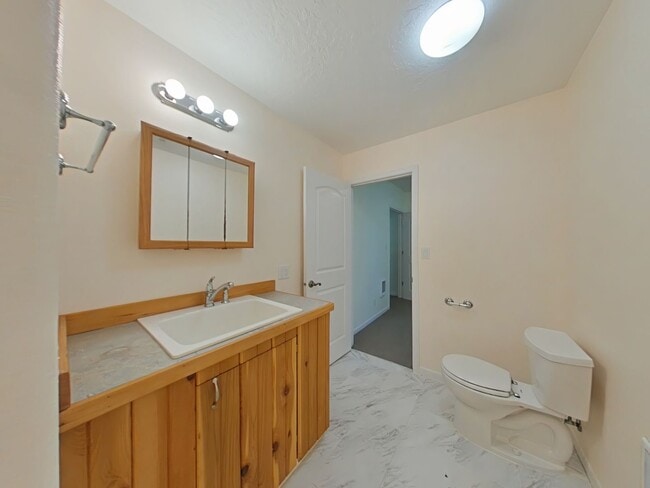 Building Photo - Huge 5 Bedroom Cabin-Style Home on 2+ Wood...