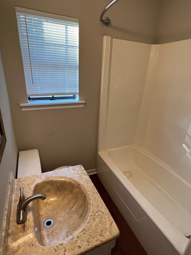 Building Photo - 811 Robin Hood Trail