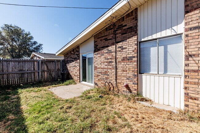 Building Photo - Whisperwood Duplex