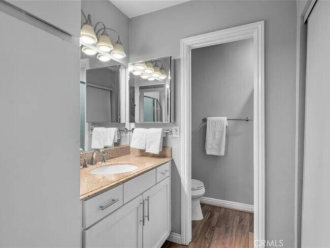 Building Photo - 1 Bedroom Condo within gated complex in Playa del Rey