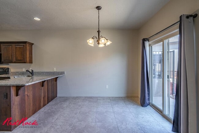 Building Photo - Charming 3 bedroom Townhome. 2 Community Pools!