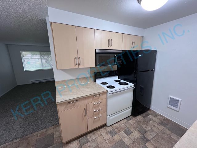 Building Photo - Cozy 2-Bedroom Duplex with Fireplace Charm...