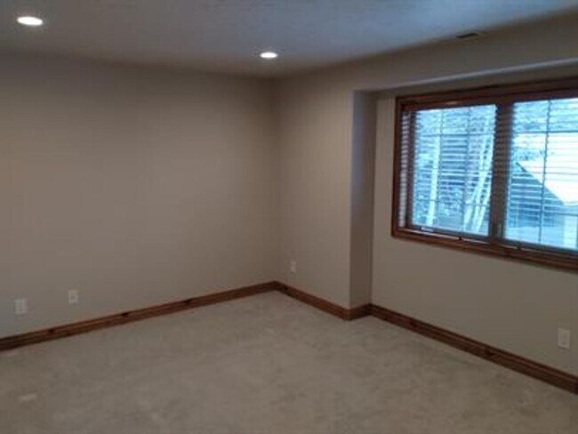 Building Photo - Spacious Cottonwood Heights Home with Vaulted Ceilings & Finished Basement