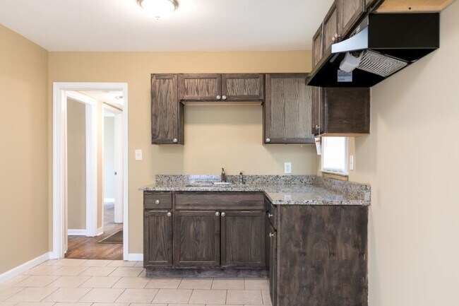 Building Photo - Charming 3BR/1.5BA in Sought-After Pleasan...