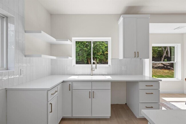 Building Photo - 13 Autumn Oaks Dr