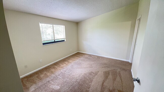 Building Photo - Newly renovated 2 bedroom Townhouse for Re...