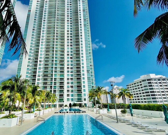 Building Photo - 999 Brickell Ave