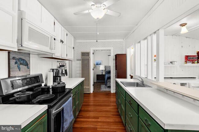 Building Photo - 526 James Ave