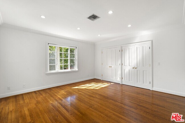 Building Photo - 1240 N Doheny Dr
