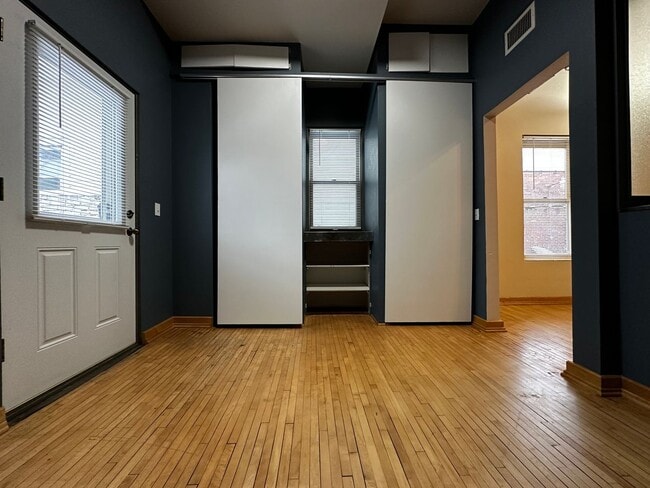 Building Photo - 123 N Broadway