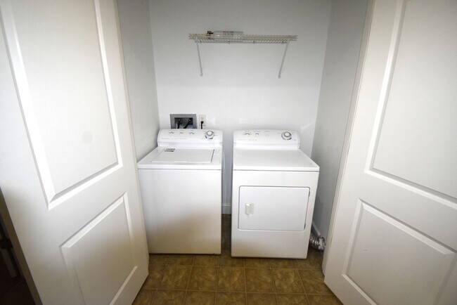 Building Photo - 1-Bedroom in Gated Community!