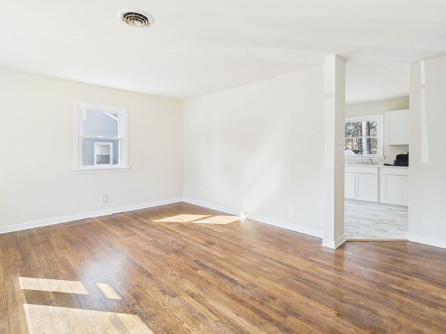 Building Photo - 954 Kingsway Rd