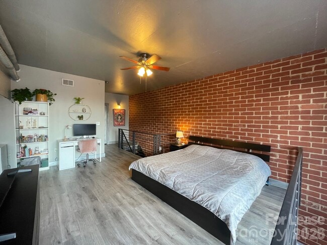 Building Photo - 710 W Trade St