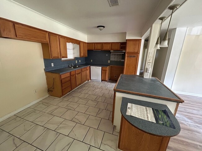 Building Photo - 3 Bedroom and 2 bathroom home