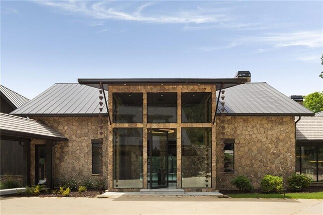 Building Photo - 725 Rocky Point Dr