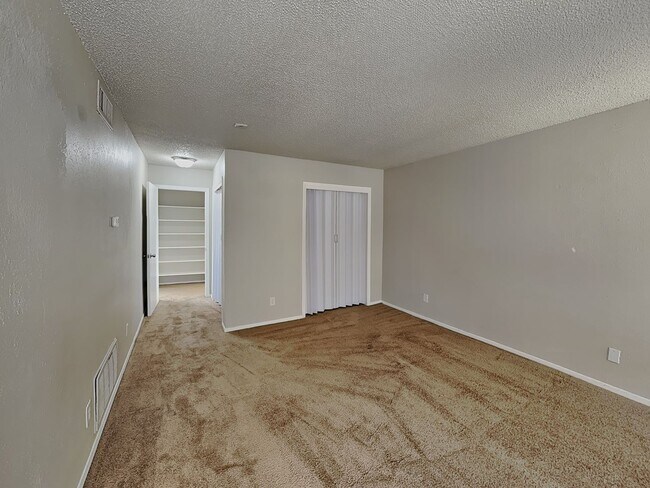Building Photo - Stylish Upstairs Condo with Fireplace, Private Balcony & Gated Community Perks