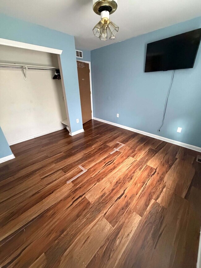 Building Photo - Spacious 5-Bed Retreat with Modern Updates in Aurora. Included - Greenhouse and Shed!
