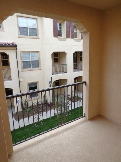 Building Photo - Amazing 4 Bedroom/3.5 Bathroom Townhome