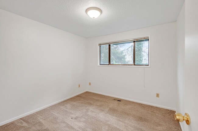 Building Photo - SW Portland - Single Level - 3 Bed, 2 Bath