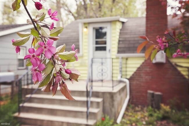 Building Photo - 1 br, 1 bath Duplex - 219 North Shields St...