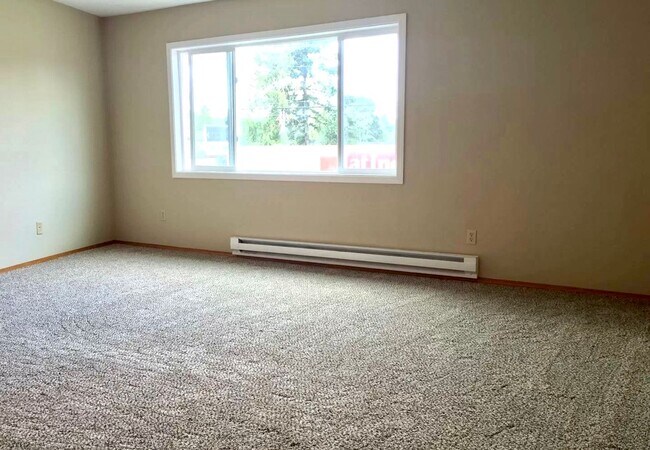 Building Photo - Spacious Top Floor One Bedroom w/ Open Flo...