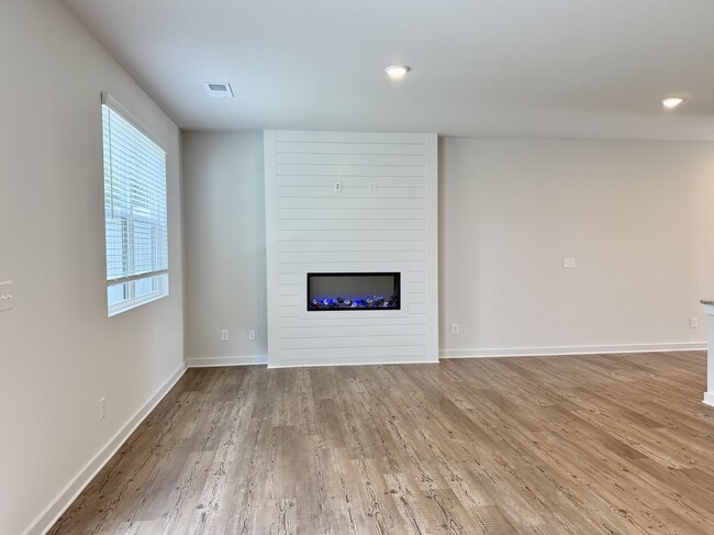 Building Photo - 1004 Sutherland Ln